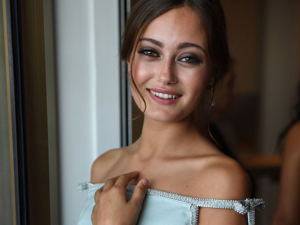Who does Ella Purnell play?