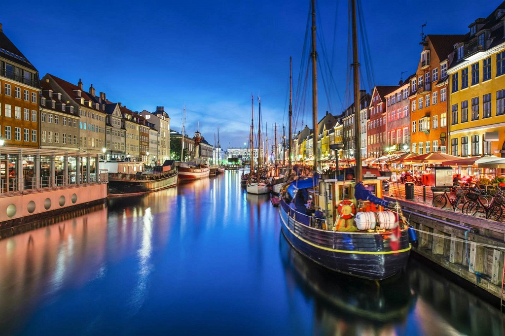 Where is the best view of Nyhavn?