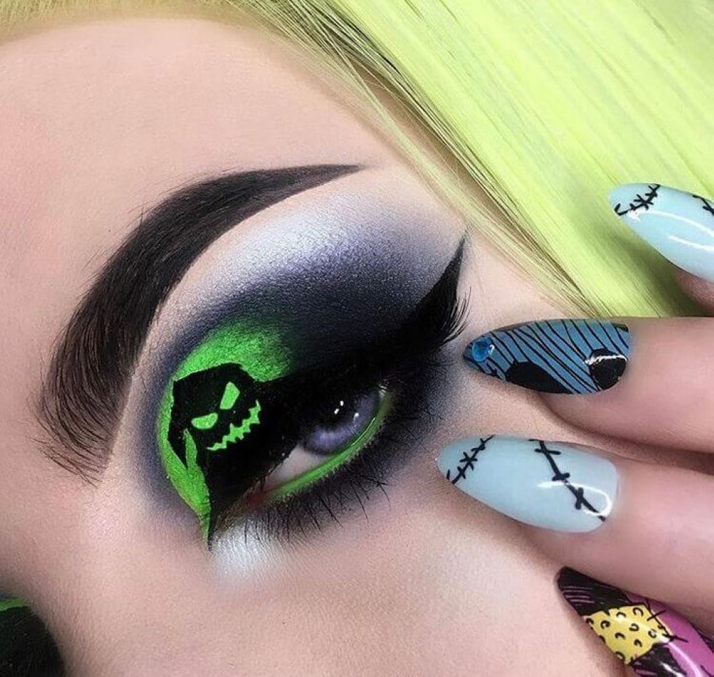 How to do dark Halloween eye makeup