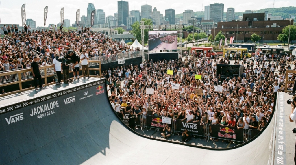 Crowd watching vert skateboarding finals at JACKALOPE Montreal festival